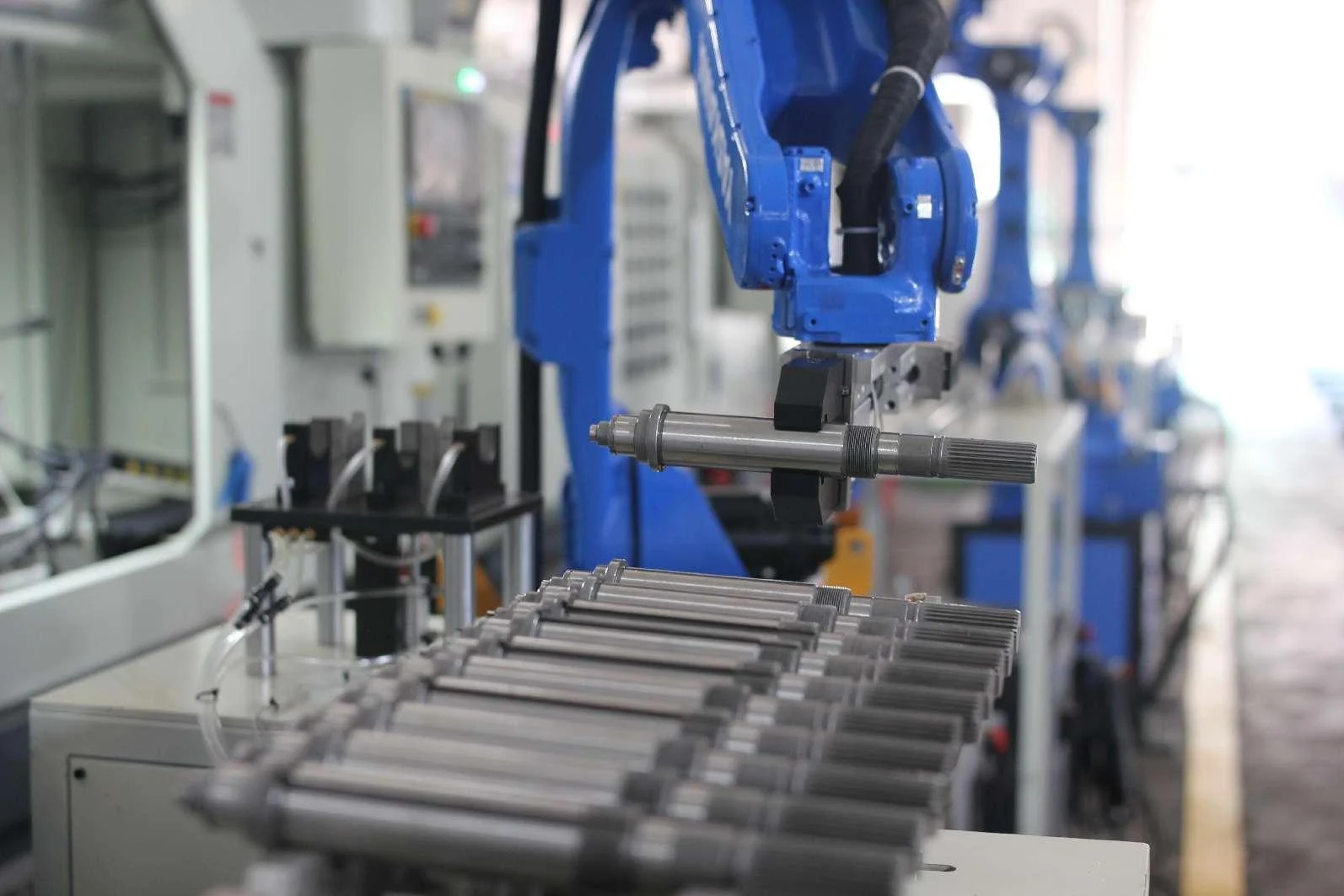 Automated handling of precision shaft components at Yuanbang